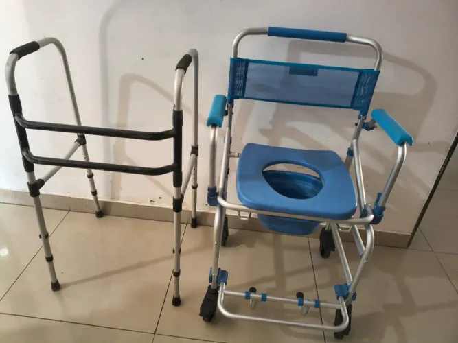 Cadeira higiênica de banho e andador para idoso