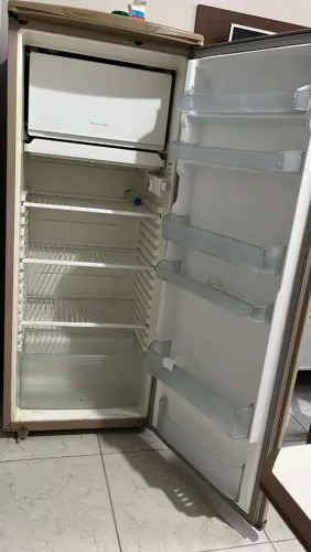 Vedem-se geladeira usada no valor de 250 reais ou a conbinar em perfeito estado de uso