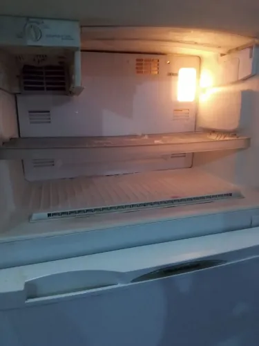 Vende se geladeira