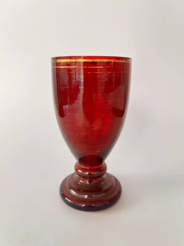 Cálice Antigo em Vidro Cranberry com Filete Dourado ? Estilo Boêmio