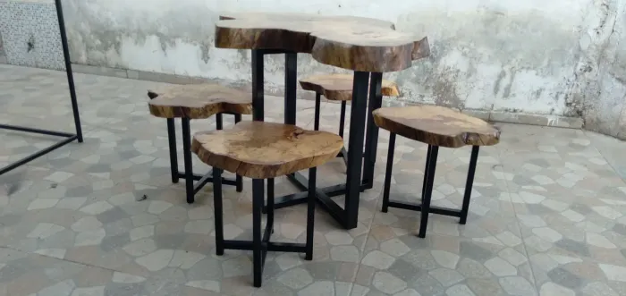 Mesa rústica com bancos