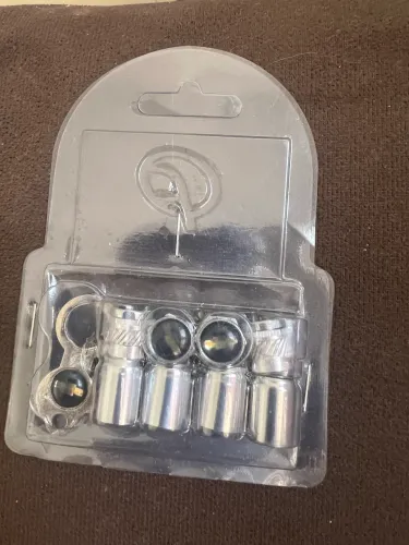 Conjunto de tampas de válvula de pneu antifurto cromadas com o emblema da Chevrolet.