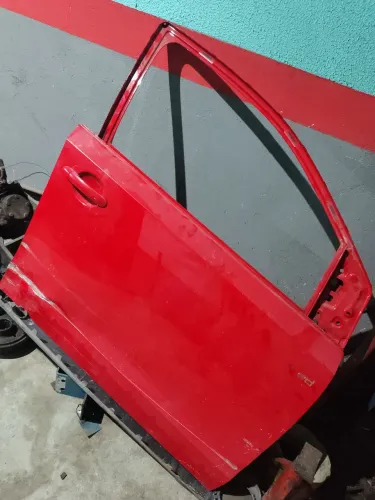 Vendo uma porta do UP Tsi lado direito da frente.