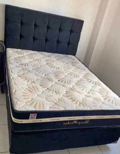 Cama de casal com molas