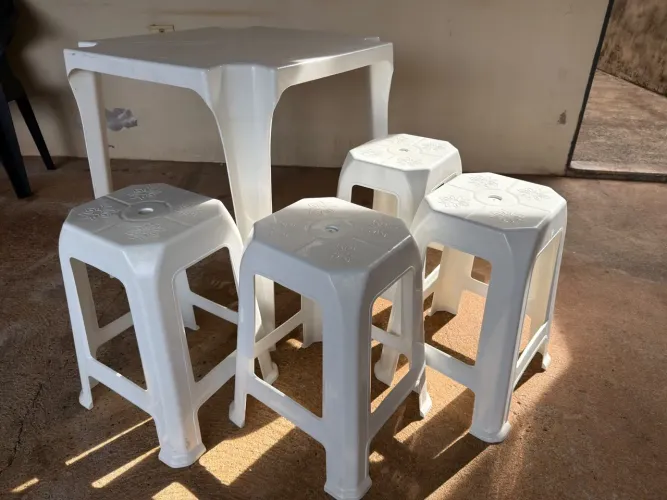 Mesa Branca de Plastico com 4 banquetas
