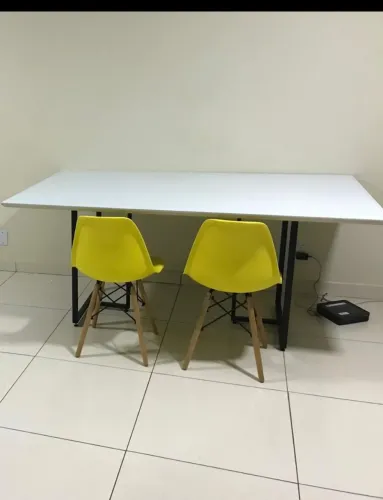 Mesa moderna e elegante, ideal para sala de jantar ou espaço gourmet.