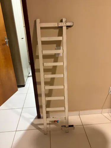 Grade de cama infantil de madeira 