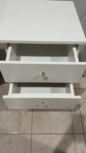 Escrivaninha com gavetas | Acompanha junto 1 cadeira modelo Eames Eiffel na cor preto