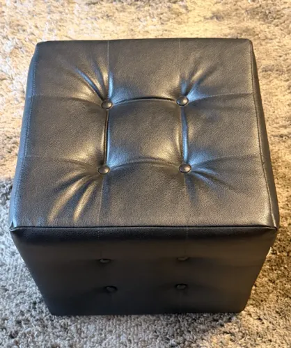 Puff Preto Capitoneado em Couro Sintético 34x34 cm