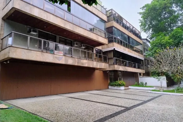Apartamento bem localizado no Jardim Oceânico: 4 Quartos e 2 vagas