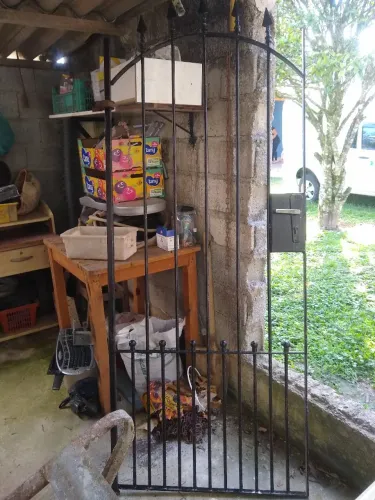 Portão de ferro maciço