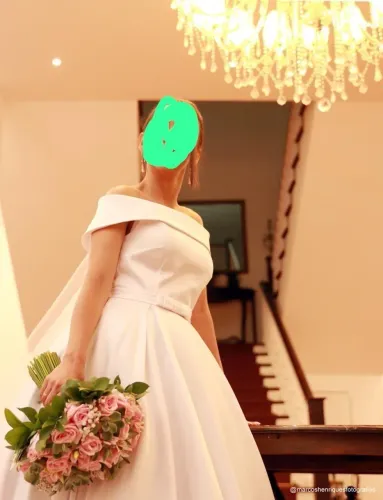 Vestido de noiva com véu 