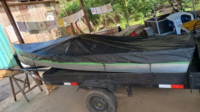Vendo barco com reboque e motor completo 