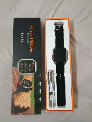Relógio novo na caixa nunca usado acompanha mais uma pulseira e carregador.