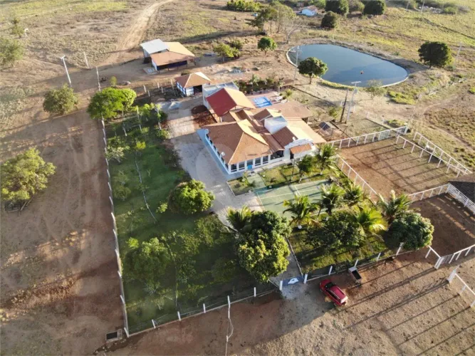 Fazenda à venda com 6 quartos, sendo 1 suíte, no Centro, Capitão Enéas - MG