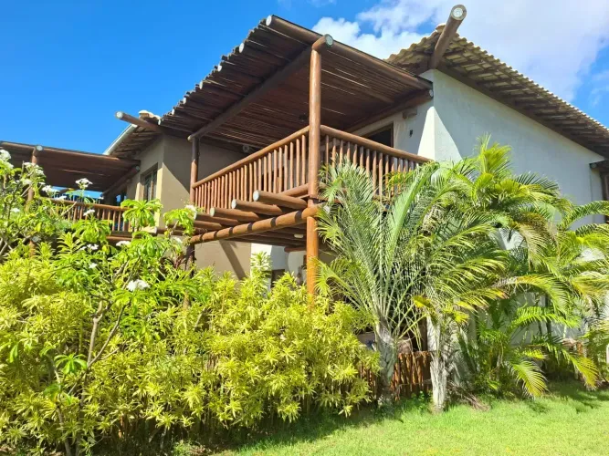 LOCAÇÃO ou TEMPORADA | CASA ALTO PADRÃO, 3 Suítes - MOBILIADA e CLIMATIZADA |  PÉ NA AREIA