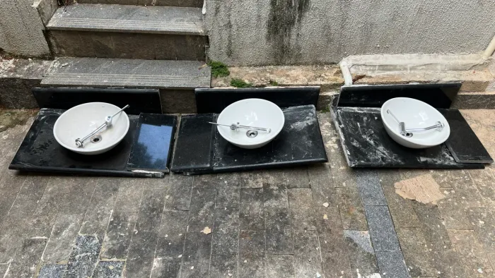 Três bancadas de granito de canto com cuba e torneira Deca
