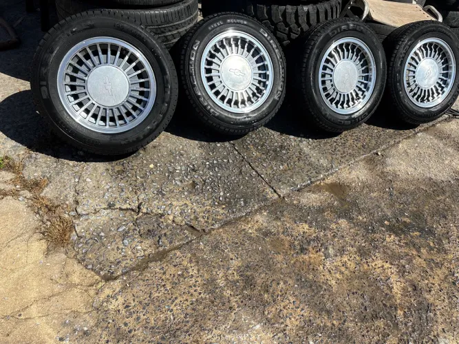Vendo 4 rodas com pneus 185/65/14