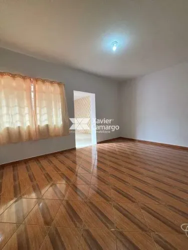 Casa com 3 quartos sendo 1 suíte para locação em ótima localização no Centro.