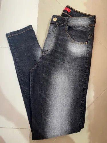 Calça jeans seminova biotipo/ forma pequena veste 42