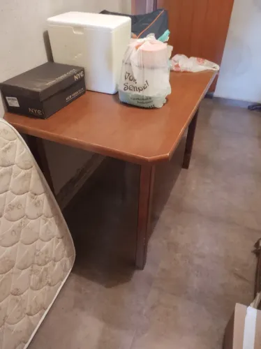 Mesa de madeira com 4 cadeiras