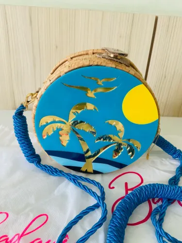 Bolsa Badauê redonda de palha P - paisagem com dois coqueiros