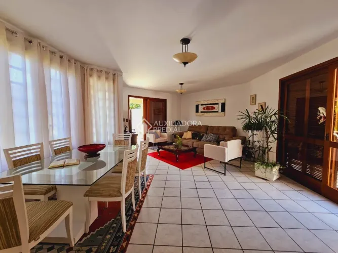 casa com quatro quartos sendo duas suites no Córrego Grande