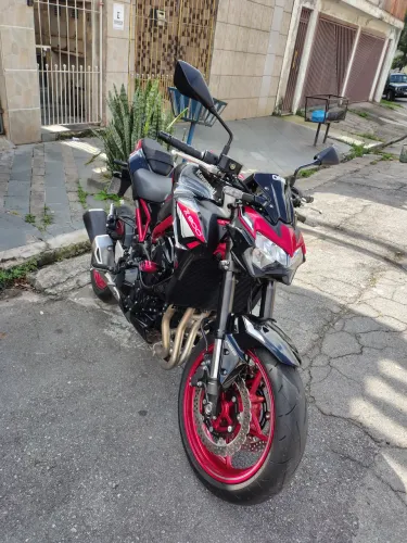 Kawasaki Z900 vermelha