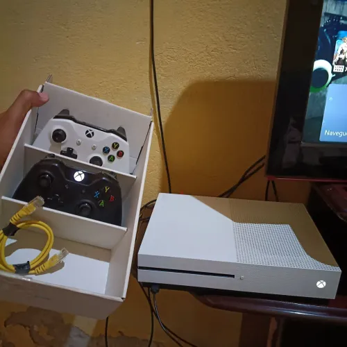 Xbox One S 1TB de Memória e Dois controles Originais Semi-novo Sem Marcas de Uso
