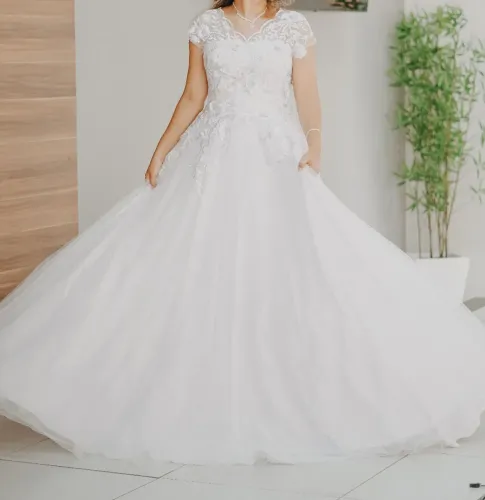Vestido de Noiva - Clássico, Renda Tipo 3 D, Rodado. Acompanha o véu !!! 