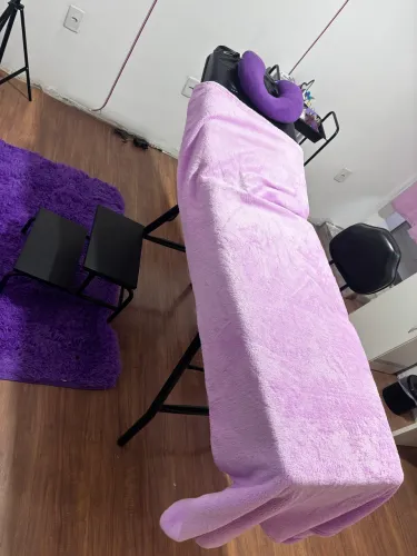 Maca de estética com cadeira e carinho 