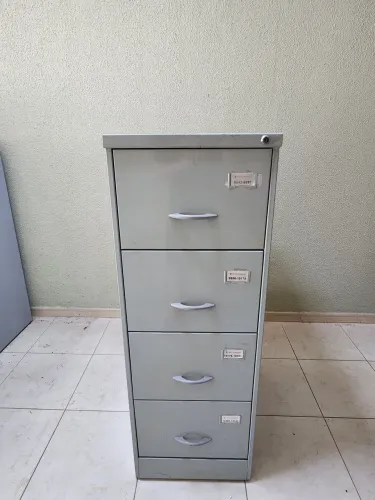 Gaveteiro / Arquivo de escritório ou residência de aço cinza.