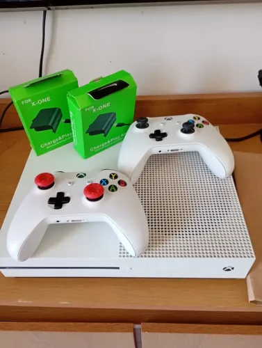Xbox One Series S 1TB + 2 Controles com Bateria