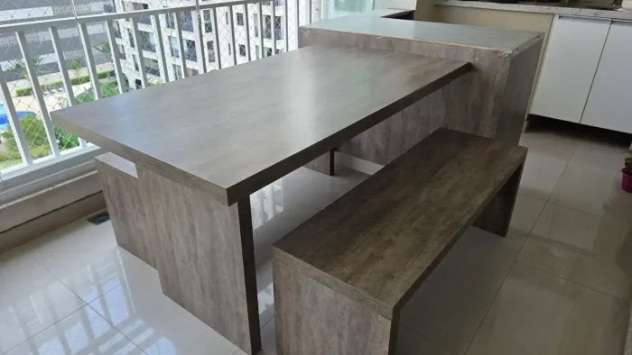 Conjunto Gourmet Completo: Mesa + 2 Bancos + Bancada em L com Armário (MDF)