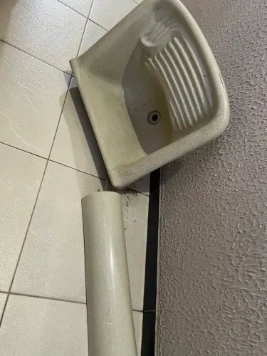 Venda de tanque de uma boca em porcelana c/pé