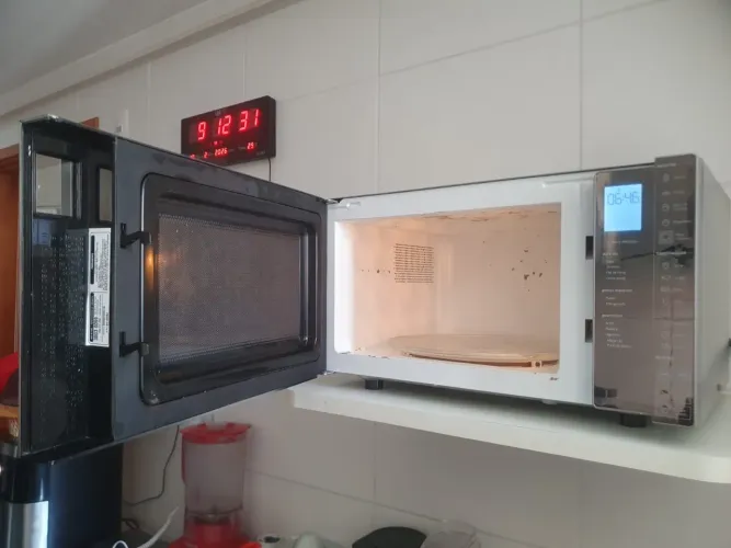 Microondas Brastemp 32L cor inox espelhado com tinta interna descascando 