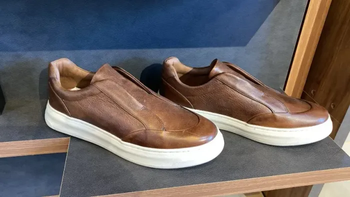 Slip-On Masculino Couro Marrom Solado Branco - Novo
