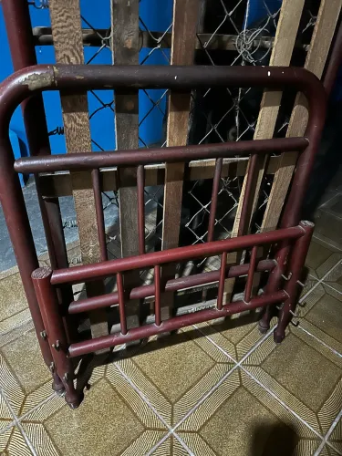Cama em madeira antiga