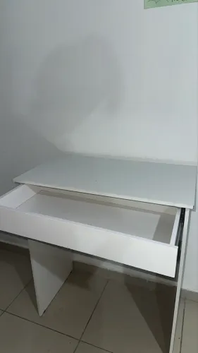 Mesa escrivaninha com gaveta