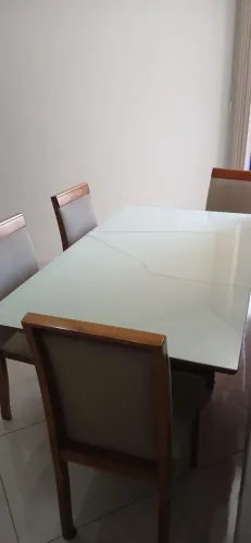 Mesa com 4 cadeiras