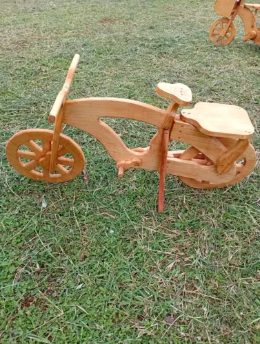 bicicleta toda feita em madeira porta vaso de planta