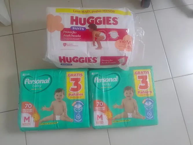 Fraldas descartáveis tamanho médio Huggies e Personal