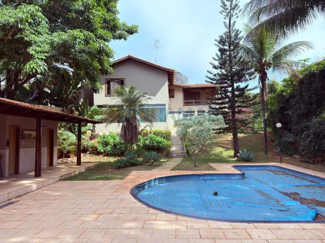 Casa de Alto Padrão com 6 suítes e área de lazer completa para alugar no Condomínio Ouro V