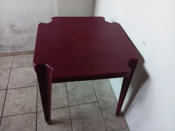 Mesa de plástico cor de vinho