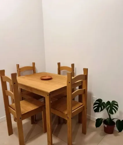 Kit mesa com 4cadeiras e armário