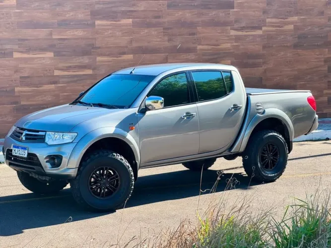 Mitsubishi L200 Triton GL 3.2 CD TB Int. Dies. Mec. 2014