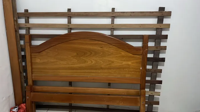 Cama de casal de madeira sem colchão