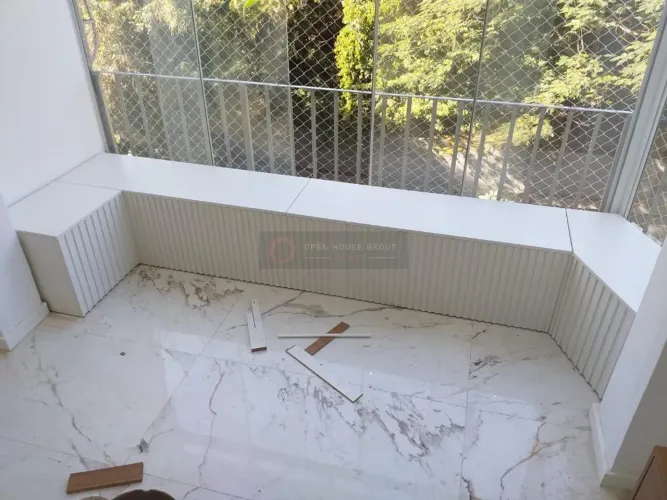 Open House vende apartamento todo reformado com 2 quartos, escritório e vaga na Boa Viagem