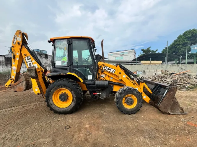 Retroescavadeira JCB 3CX 2019 com 3ª função e caçamba hidráulica
