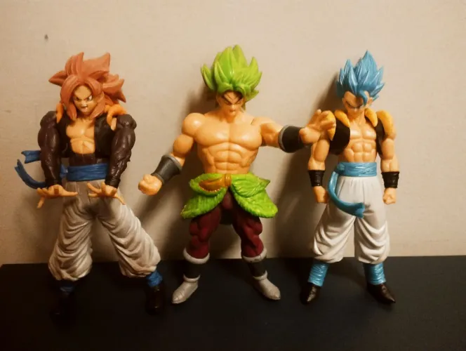 3 bonecos realistas de dragon ball super vendo avulso também